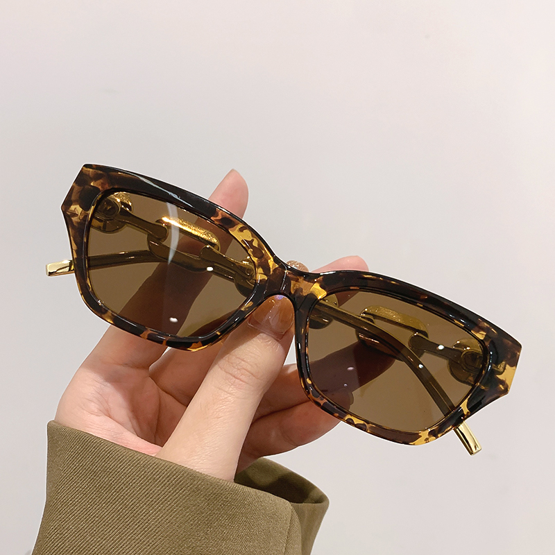 Vintage Fashion Trends - Kacamata Hitam Kasual Klasik untuk Wanita